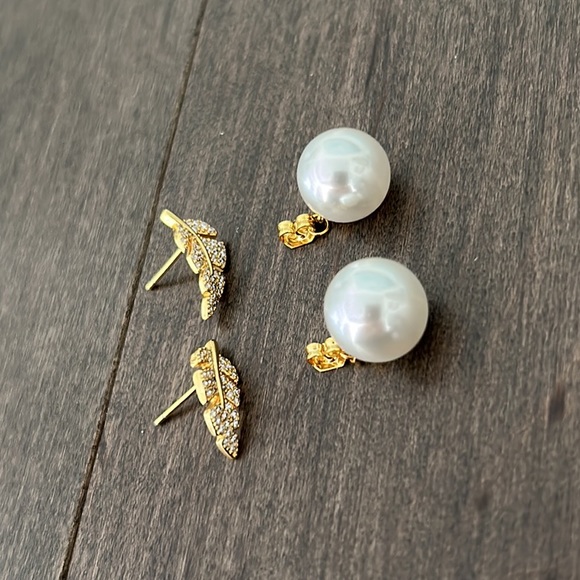 VICTORIA EMERSON Anna BR Style Collab Dani Dangle Pearl Drop Earrings Gold Stud - Picture 3 of 5